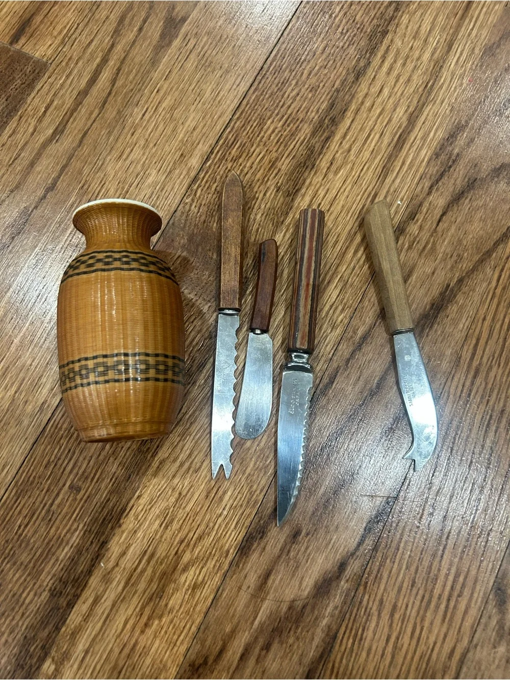 Wood-Handled Serrated butter-snack Knife Set with Brown Decorative Vase